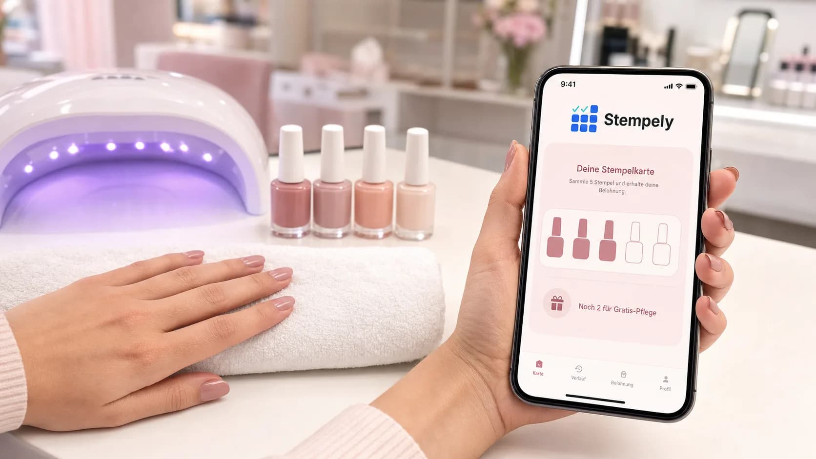 Nagelstyliste met Stempely-app aan de manicuretafel, digitale stempelkaart voor nagelstudio's