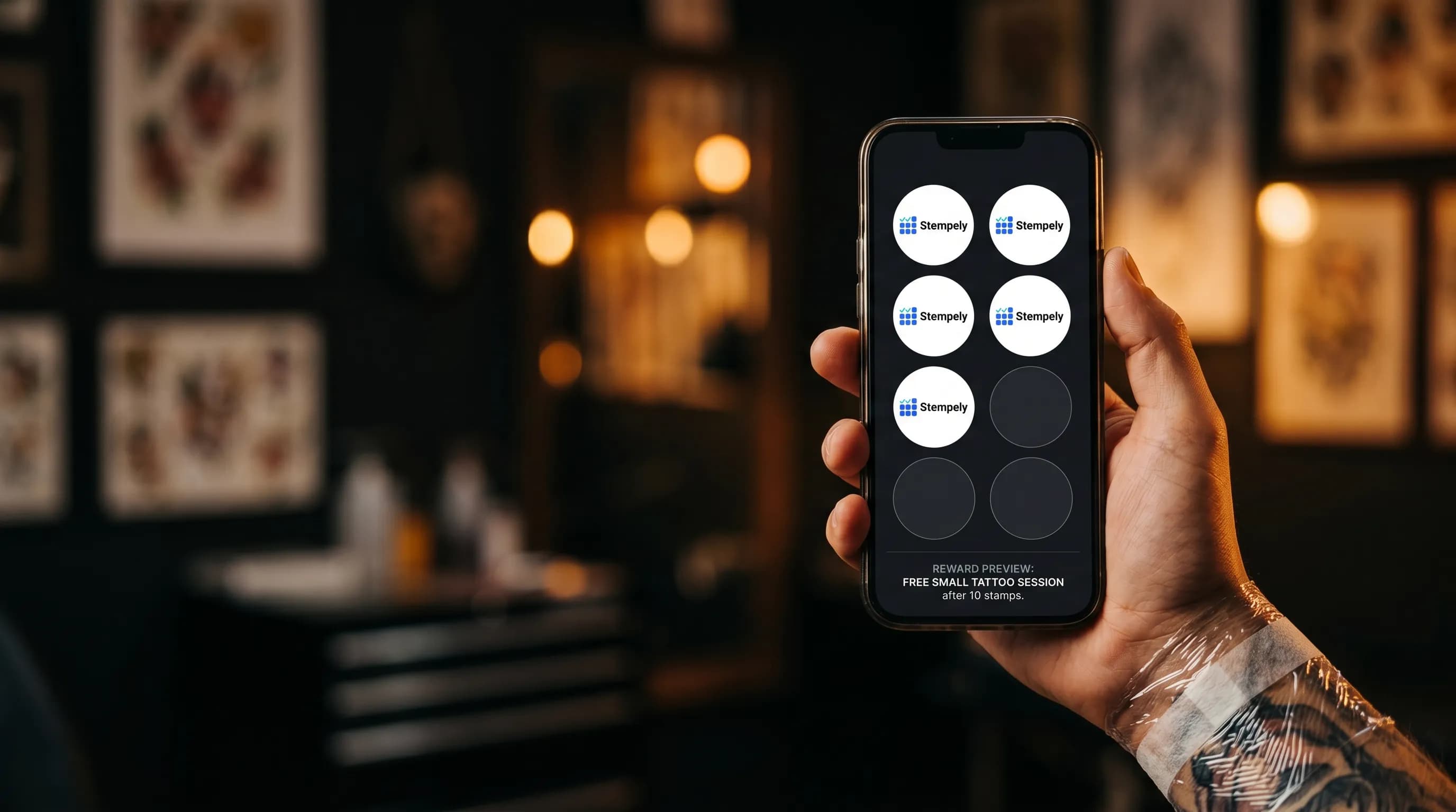 Tatoeëerder met de Stempely-app aan de NFC-balie, digitale loyaliteitskaart voor tattoo- en piercingstudio