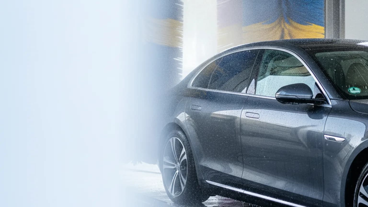 Medewerker van een autowasstraat met de Stempely-app, digitale spaarkaart voor carwash